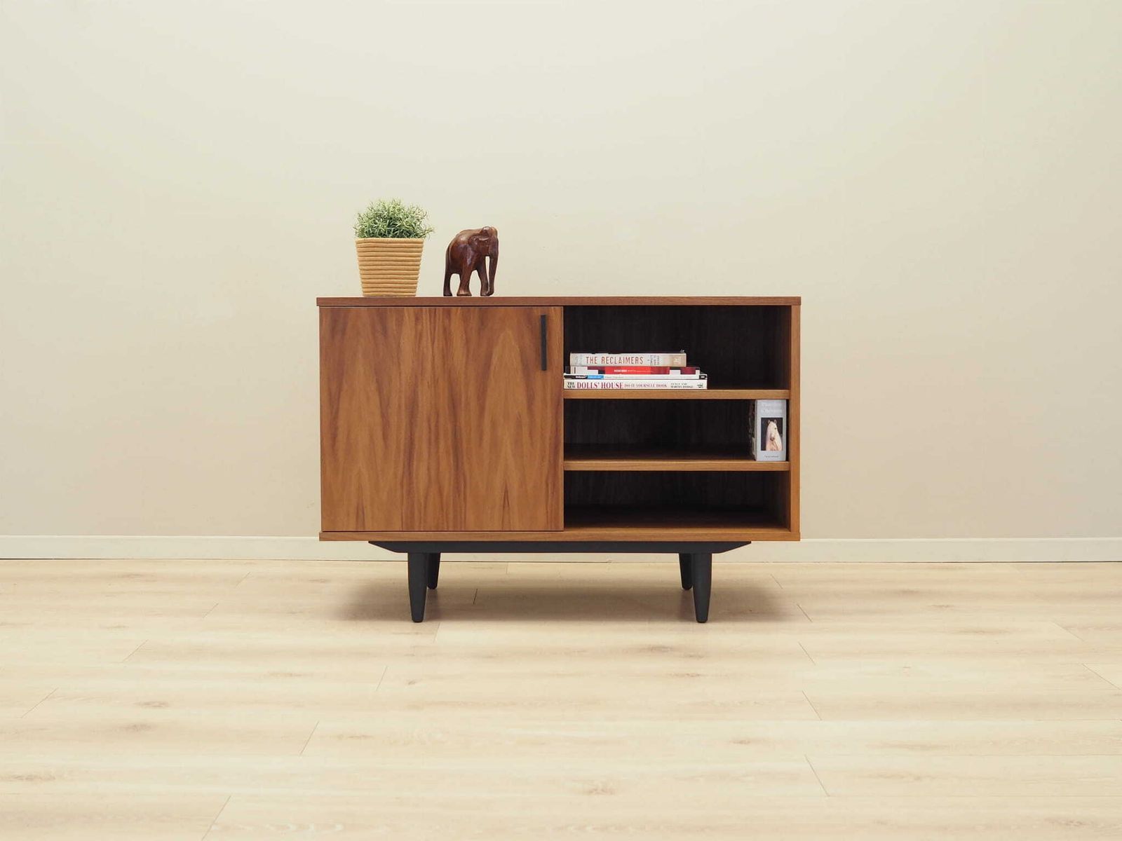Walnootfineer Kast, Scandinavisch Design photo furniture
