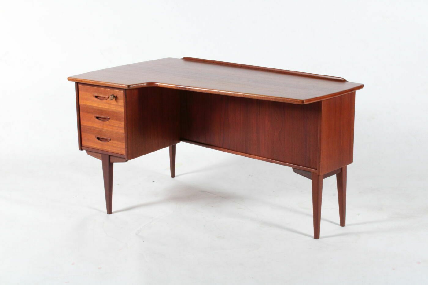 2537.0 Beautiful Boomerang Style Scandanavian Desk In Teak By Goran Strand For Lelangs Mobelfabrik photo
