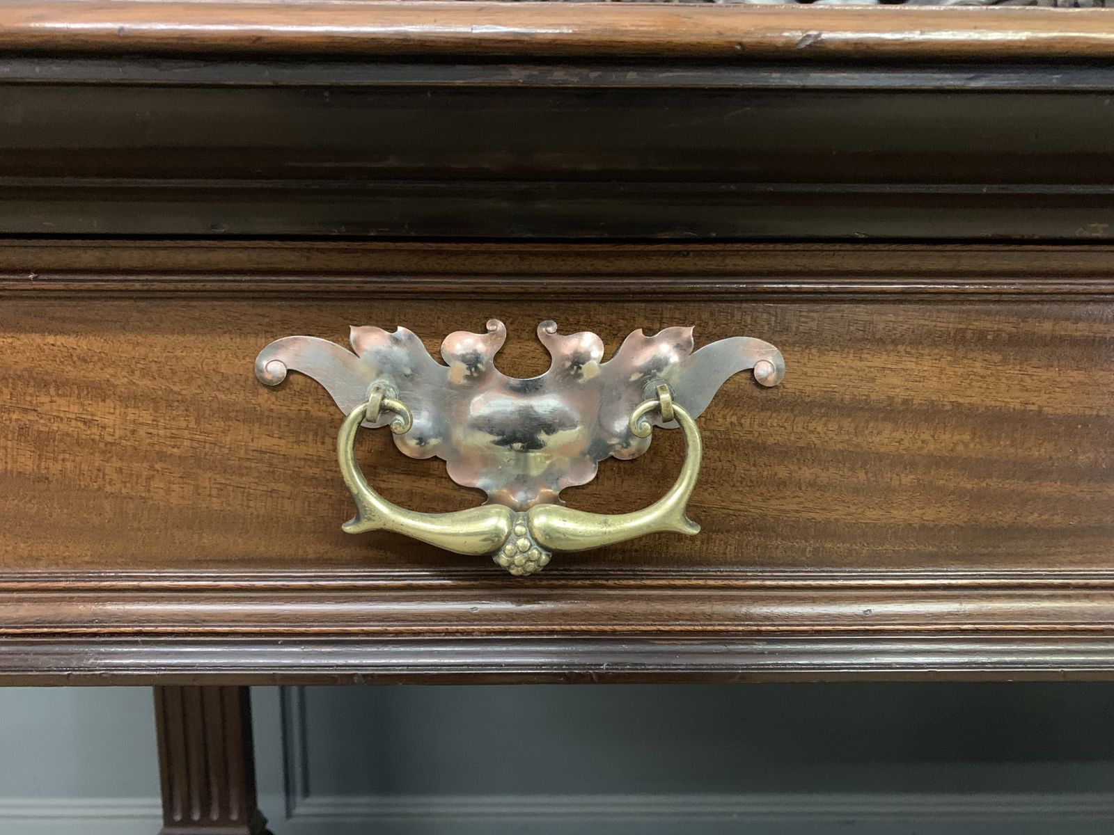 photo vintage Victorian Carved Mahogany Buffet