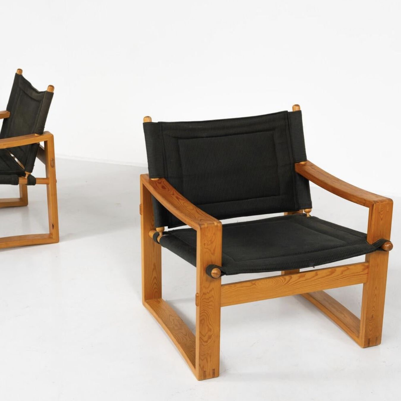 photo vintage Mid Century Modern Pair Of ‘Safari’ Armchairs By Børge Jensen For Bernstorffsmin