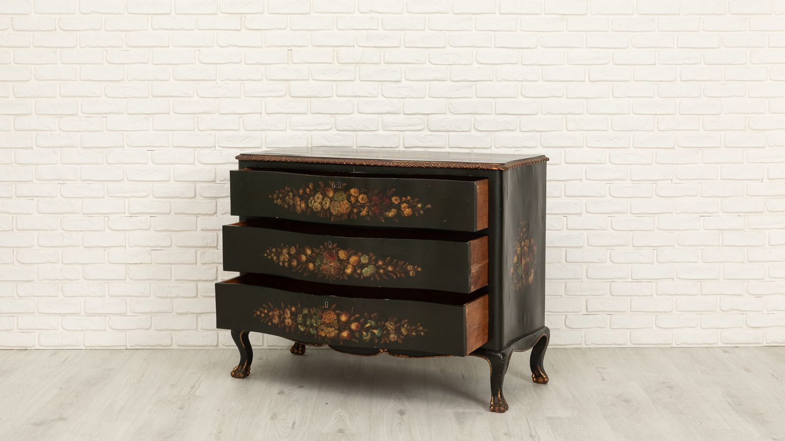 Green Chest Of Drawers With Floral Decorations photo vinterior