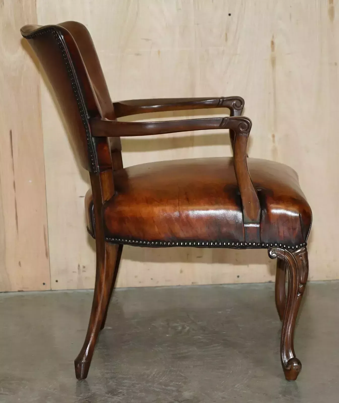 photo vintage Antique Victorian Restored Hand Dyed Cigar Brown Leather Office Desk Chair