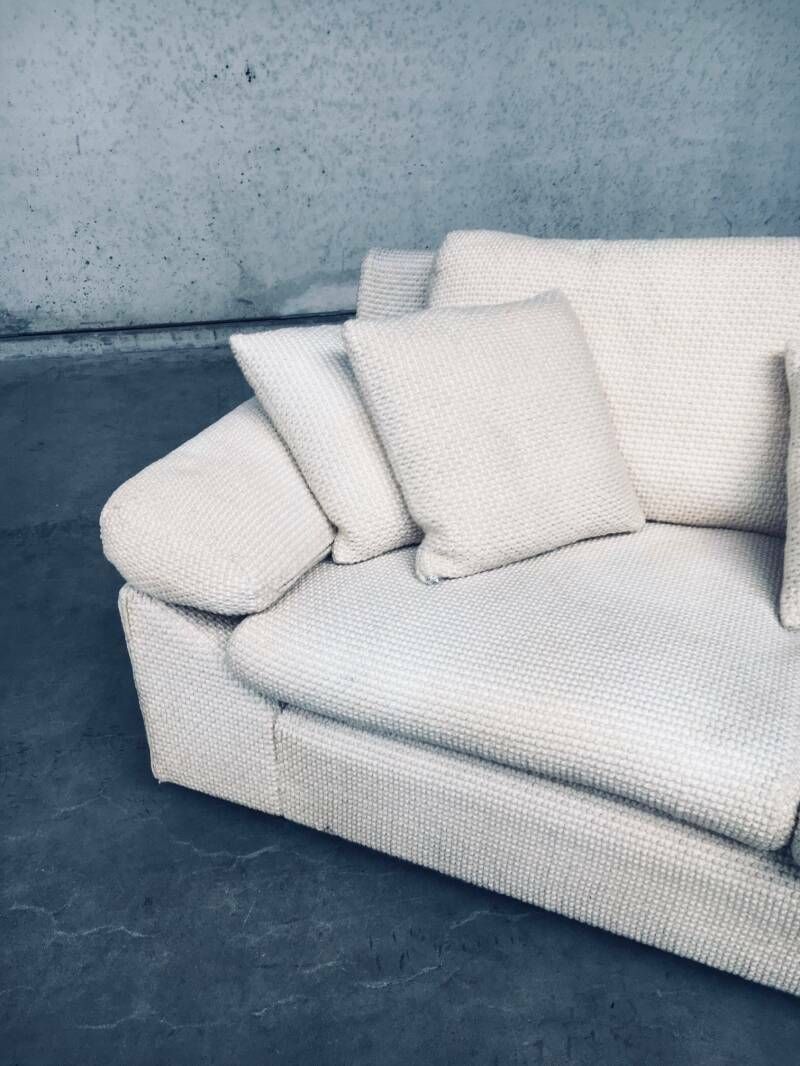 photo vinterior Driezitsbank – Mid Century Modern Design – Bouclé Wol – Jaren 1960