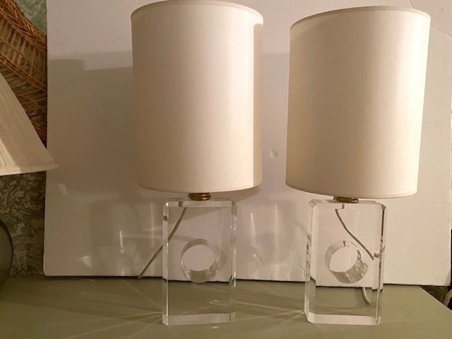 Hollywood Regency Fabulous Pair Of Lucite Table Lamps With Cylindrical White Shades