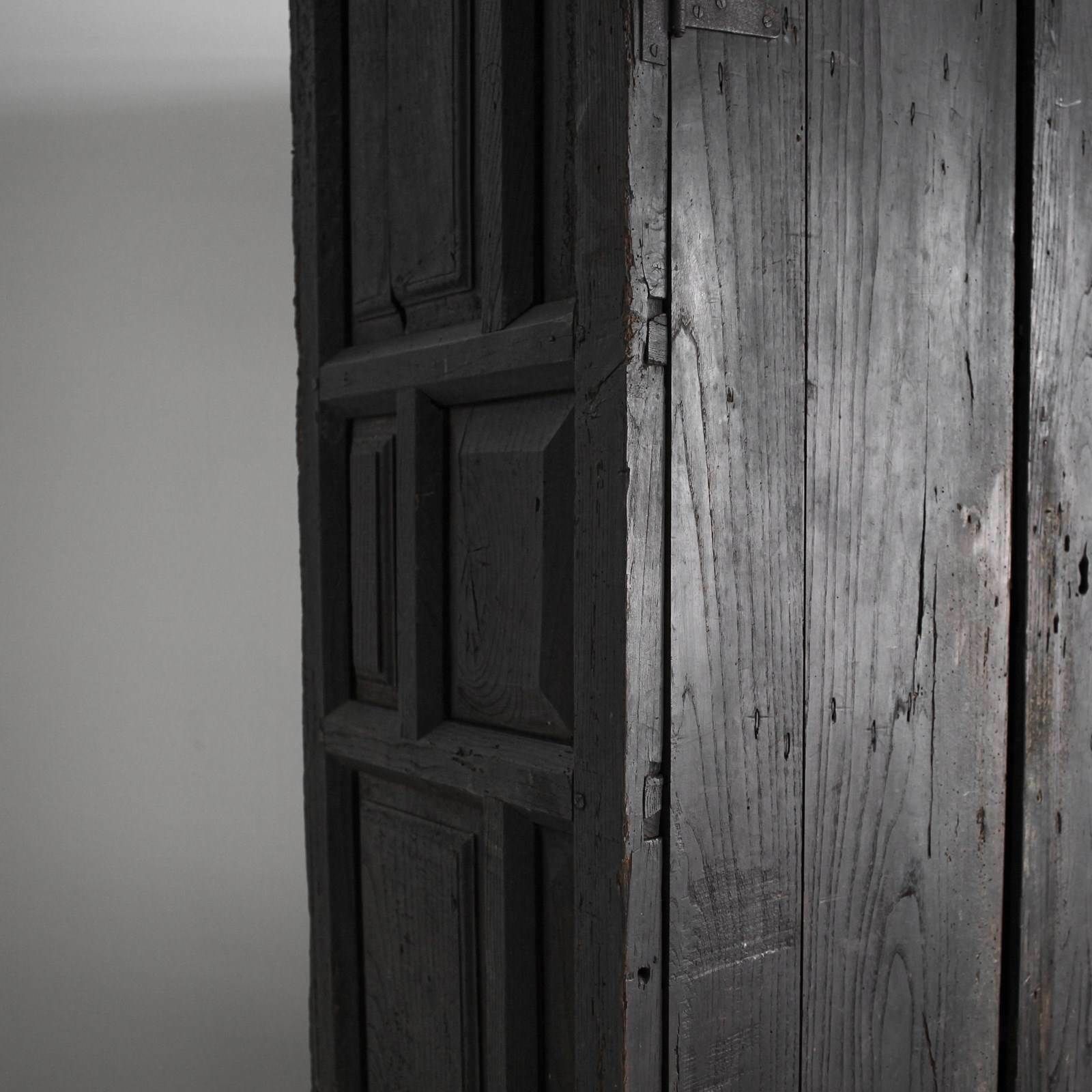 Xxl 17th C. Portuguese Mountain Cupboard In Blackened Chestnut photo 4950.0