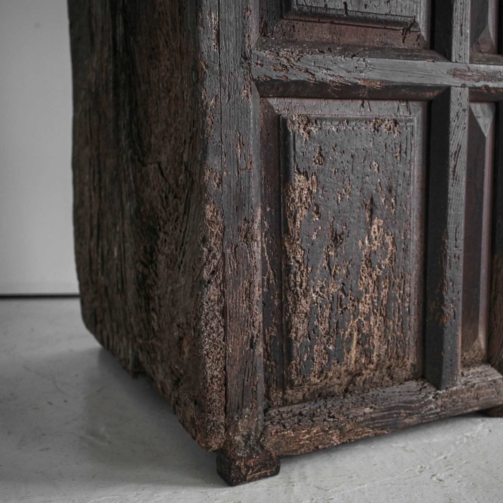 photo furniture Xxl 17th C. Portuguese Mountain Cupboard In Blackened Chestnut