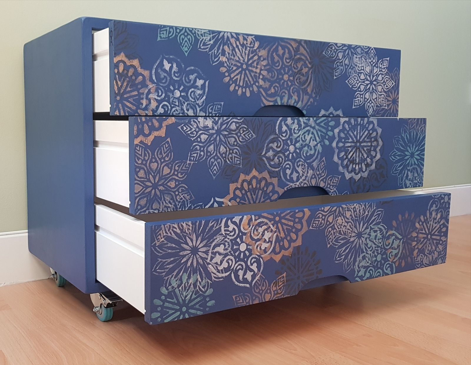 Chest Of Drawer With Roll On Wheels (Lockable)