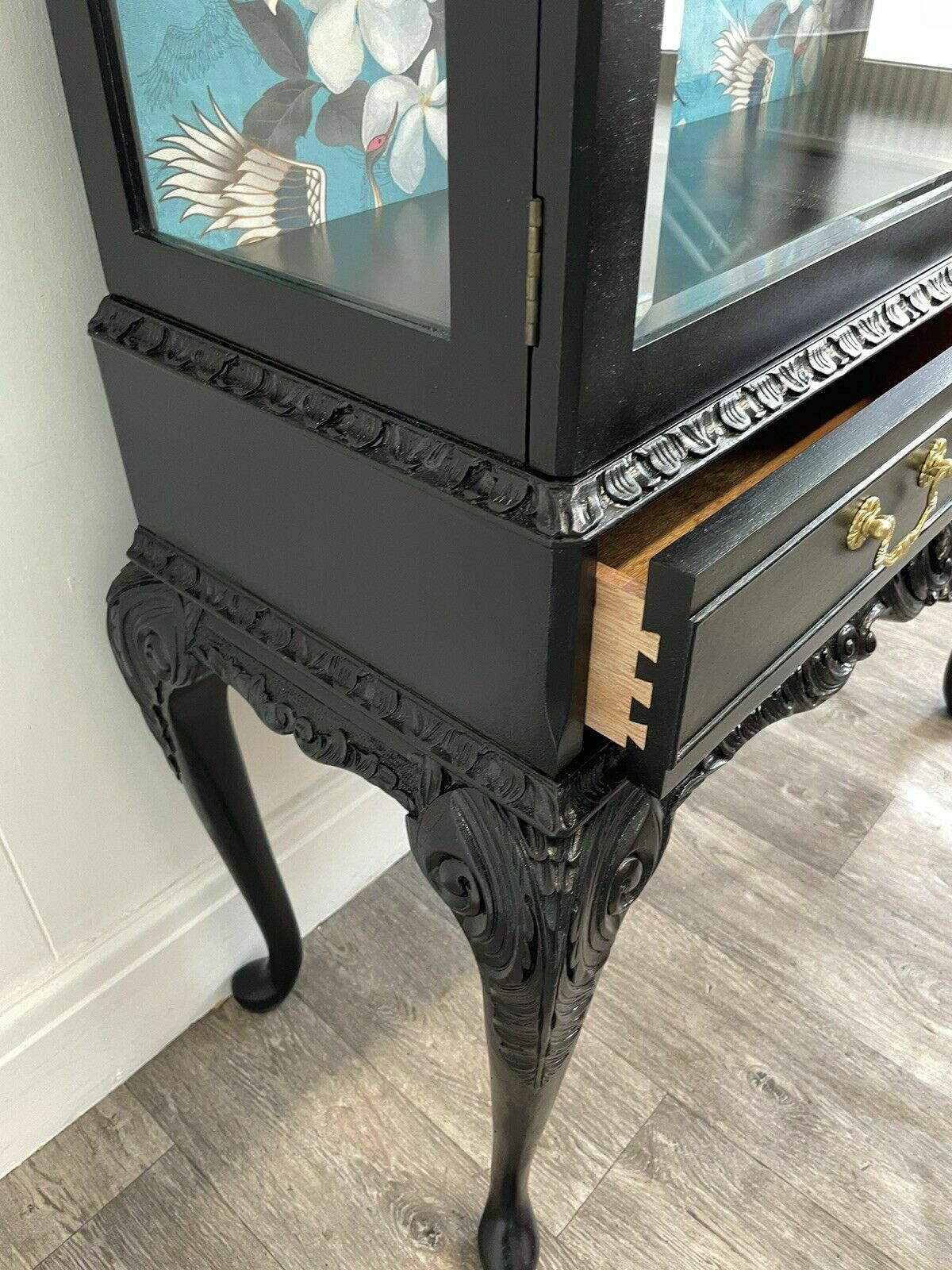 photo furniture Black Bevelled Glass Door Display Cabinet With Turquoise Crane Design