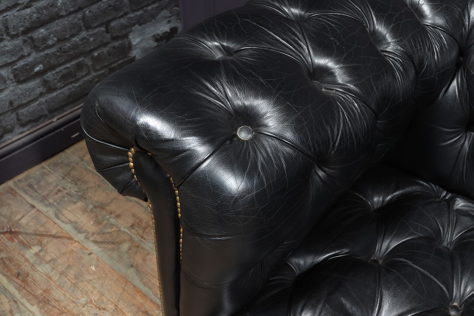 photo furniture Black Leather Buttoned Seat Chesterfield Sofa