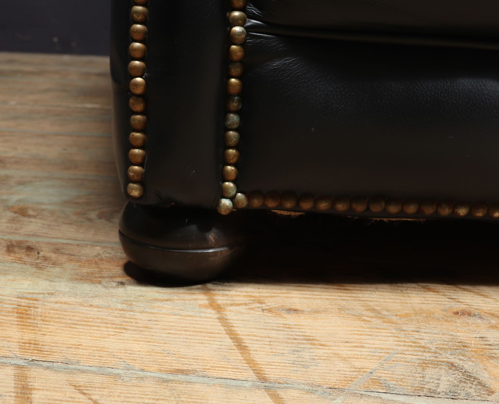 photo vinterior Black Leather Buttoned Seat Chesterfield Sofa