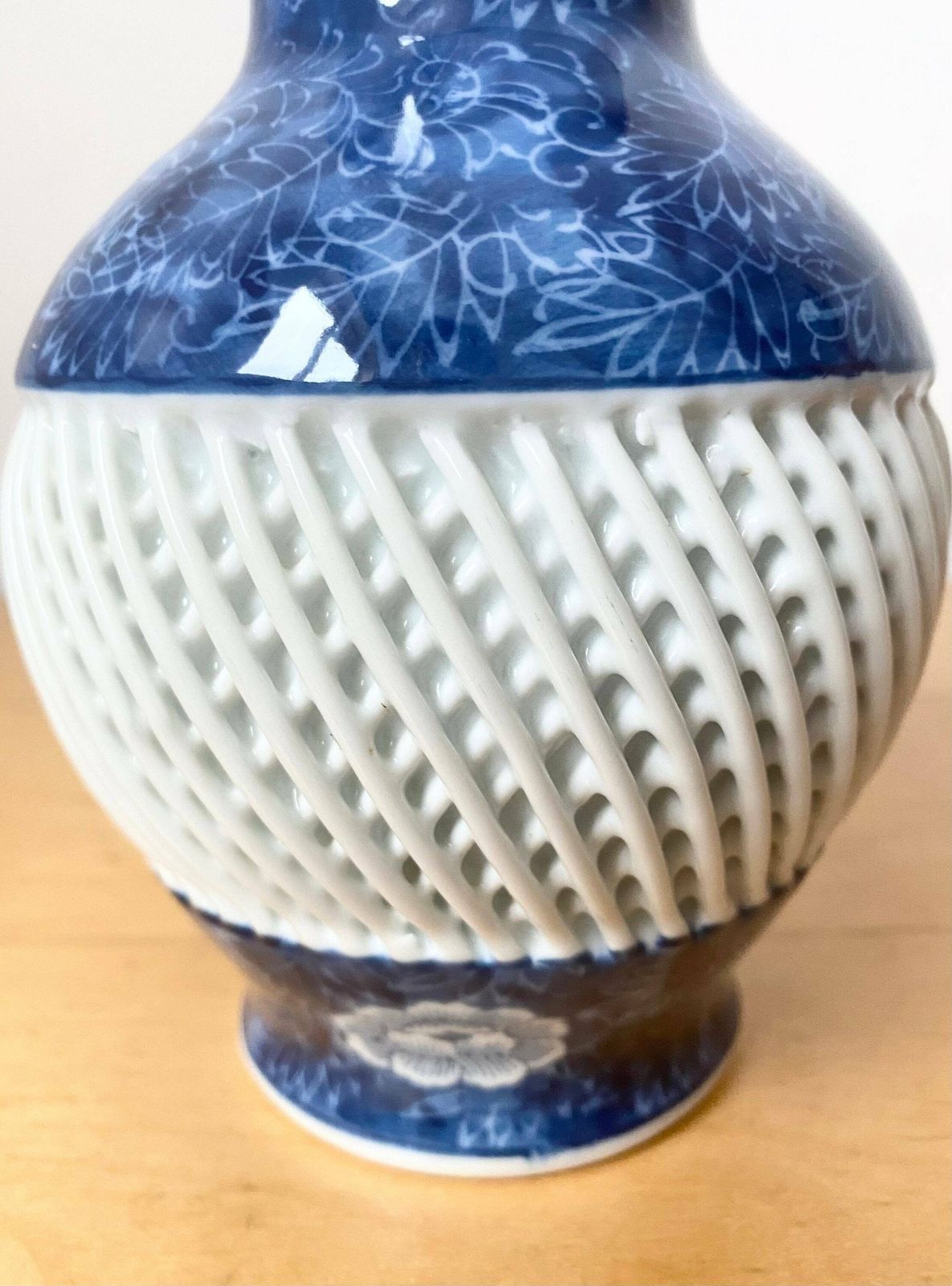 Japanese Arita Imari Handmade Twisted Lattice Vase, Woven Lattice Weave photo 90.0