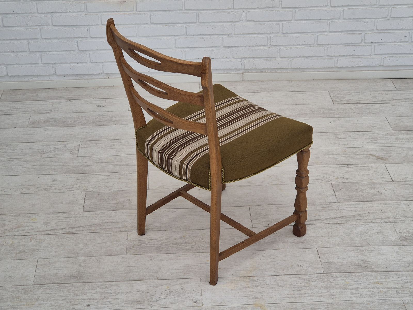 photo buy Ca. Jaren 1970, Set Van 4 Deense Eetkamerstoelen In Eikenhout, Groen Meubelwol.