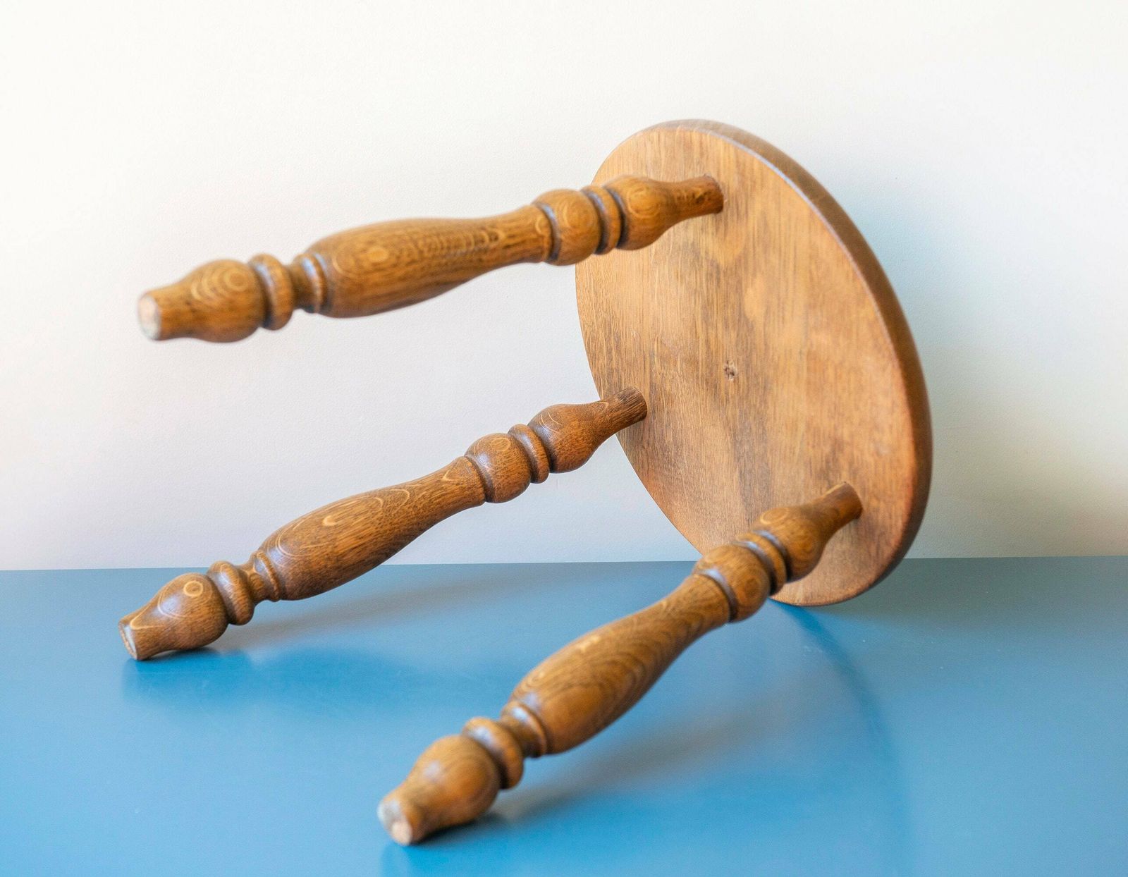 photo furniture Tabouret en chêne à pieds tournés, table tripode d'époque, tabouret de ferme, support pour plante, petite table sculptée à la main, décoration rustique