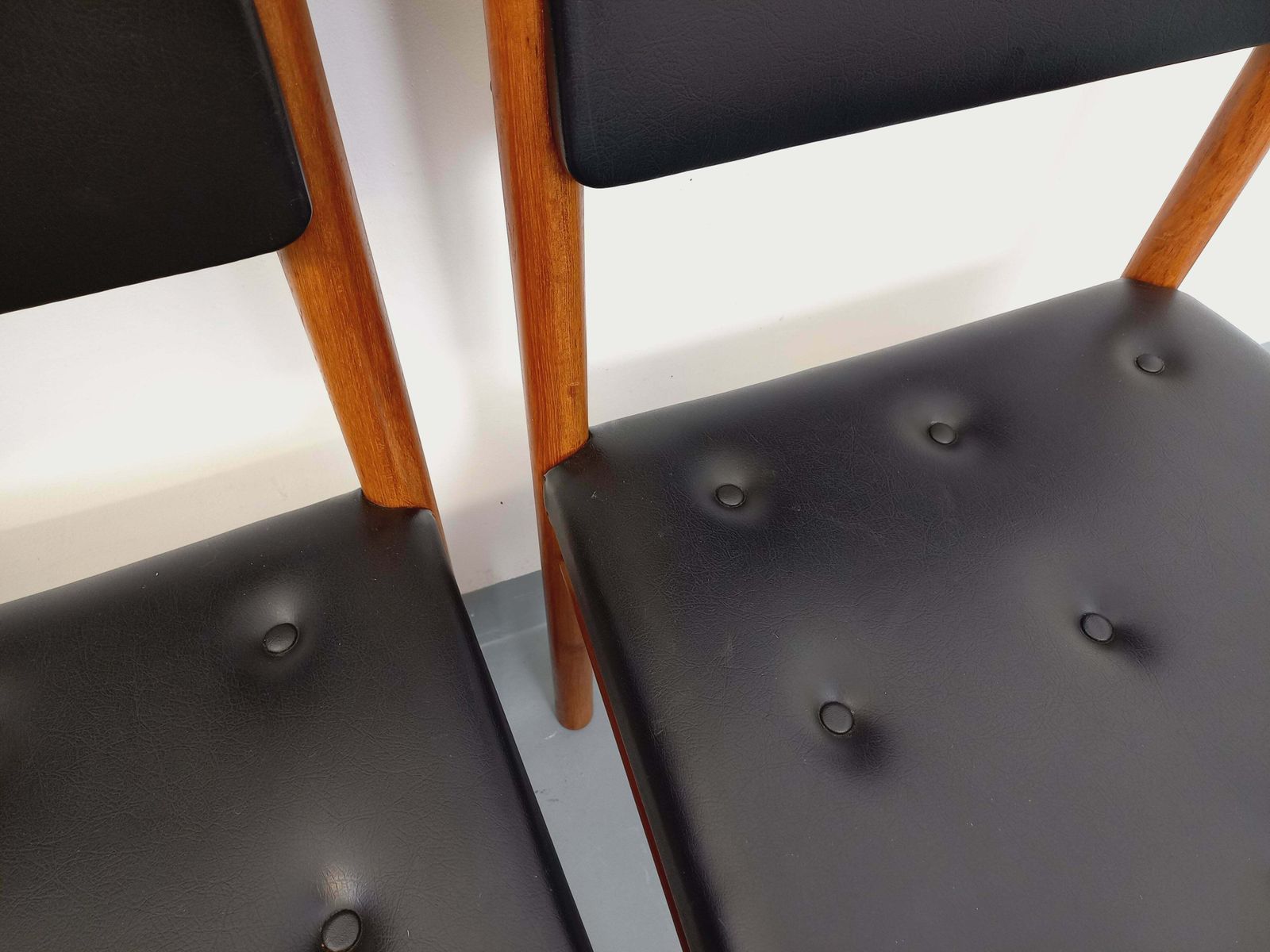 4 Scandinavian Chairs In Teak And Skai photo vinterior