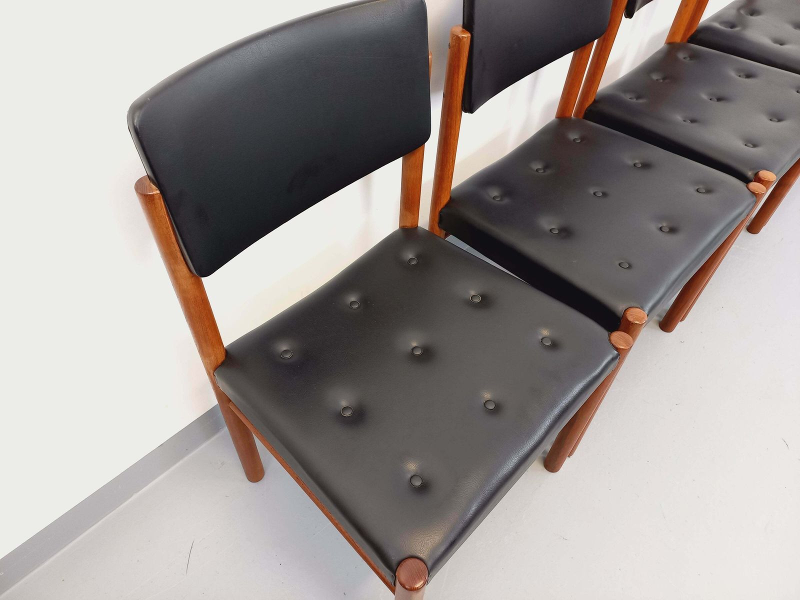 photo vinterior 4 Scandinavian Chairs In Teak And Skai