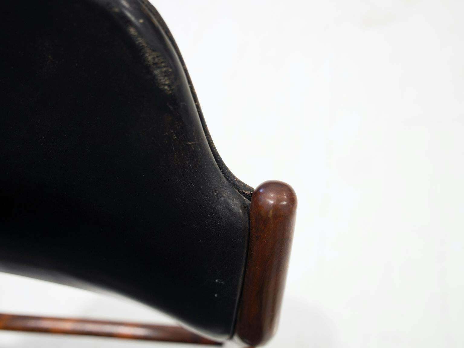 photo vinterior Set Of Four Arne Vodder Hardwood And Black Leather Chairs