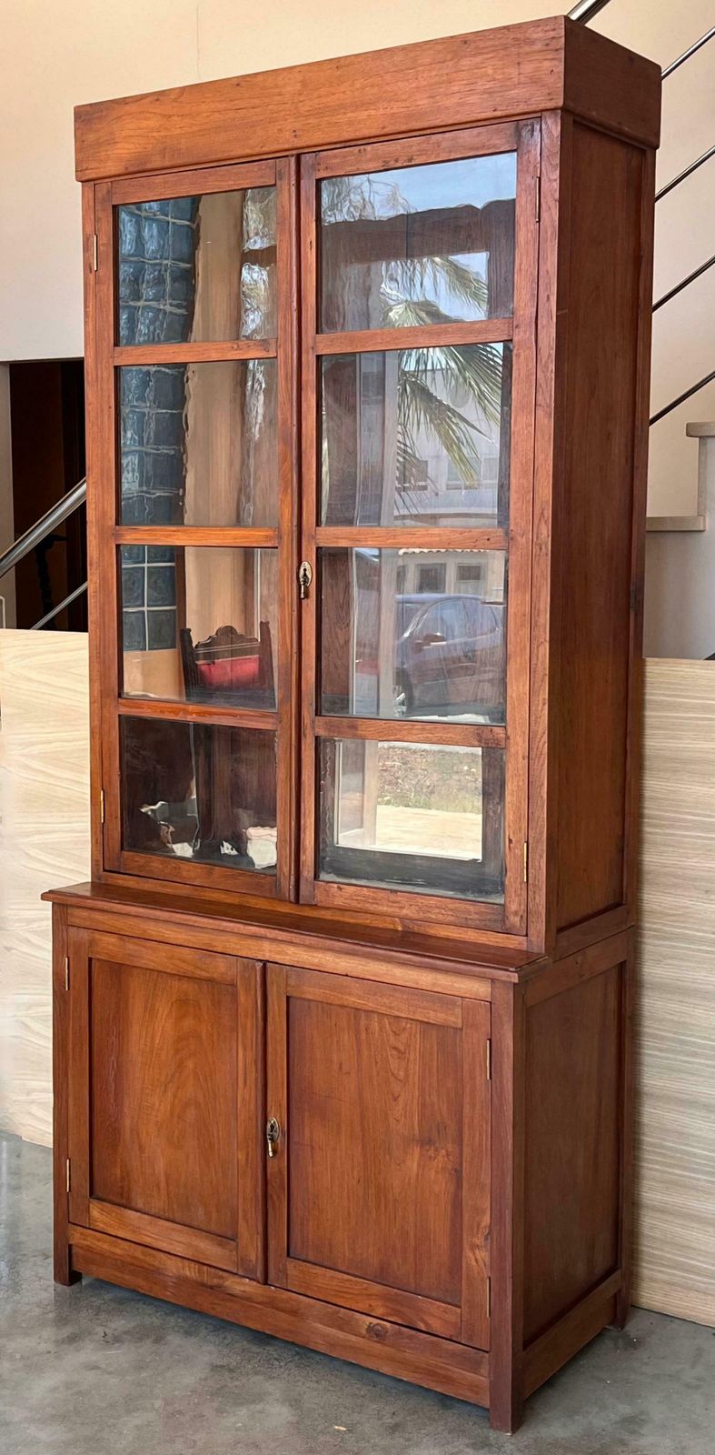 Grande armoire ou bibliothèque espagnole en pin avec vitrine, XIXe siècle photo Mobilier