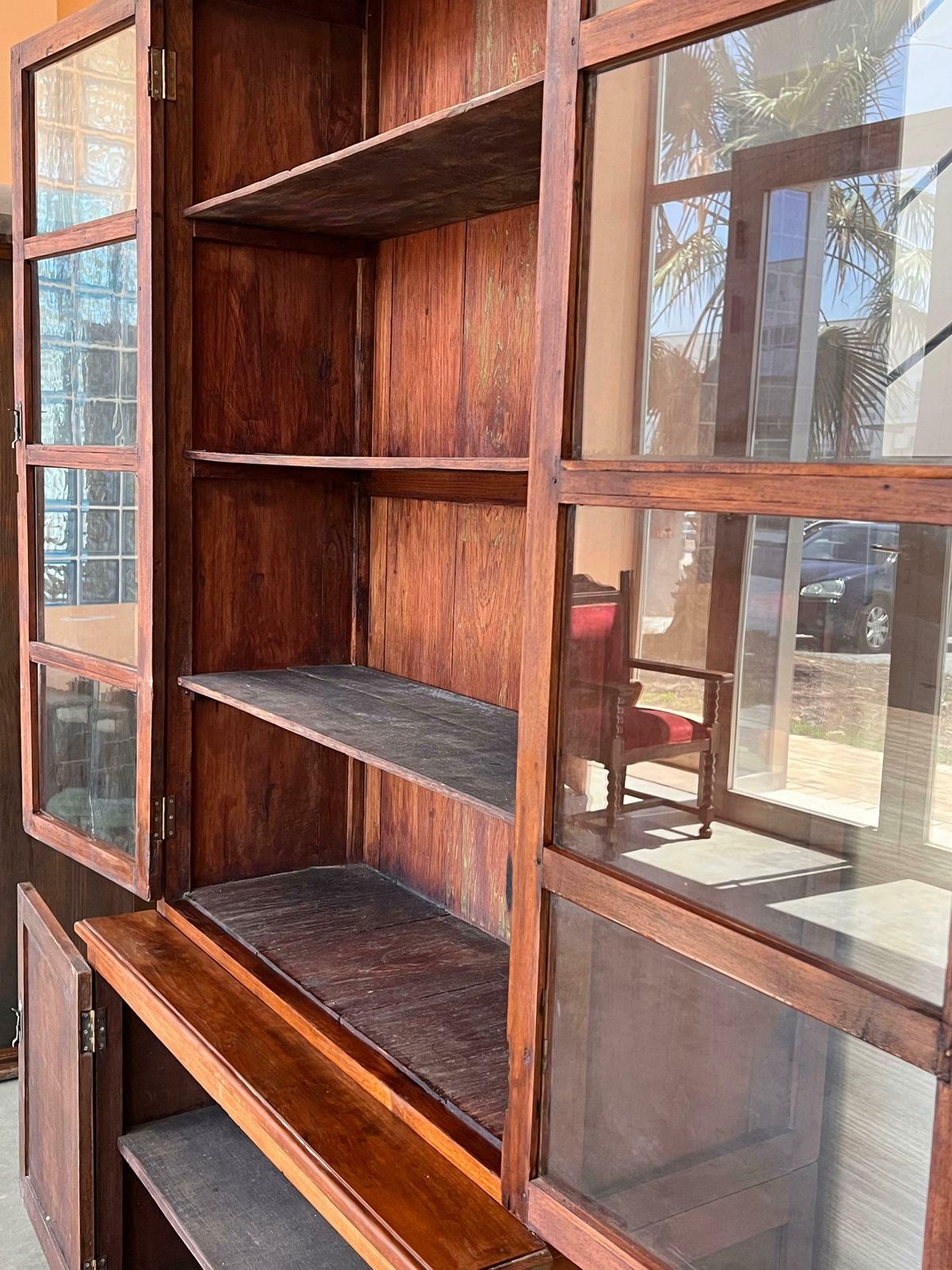 Grande armoire ou bibliothèque espagnole en pin avec vitrine, XIXe siècle photo buy
