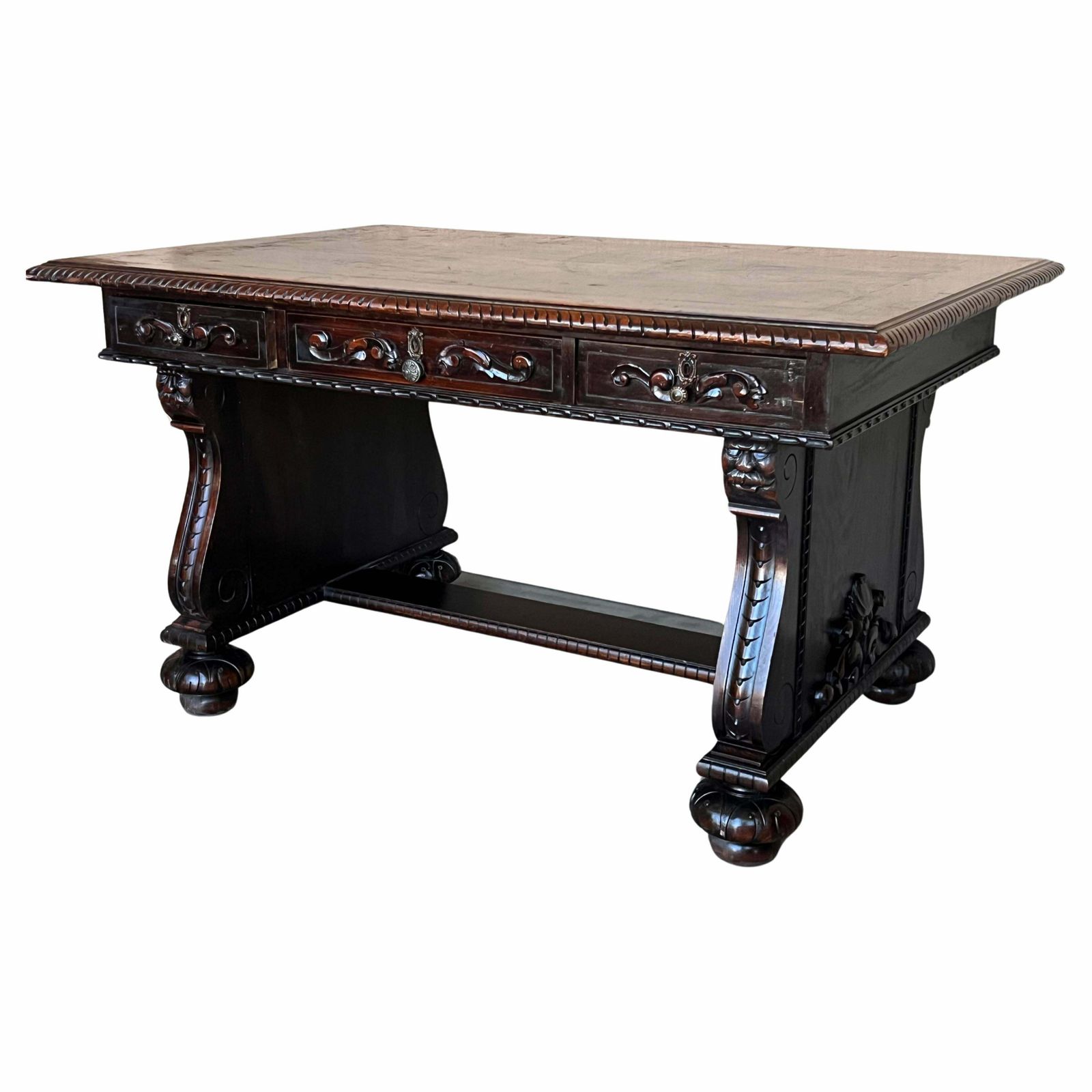 Bureau français de style Renaissance XIXe siècle à trois tiroirs