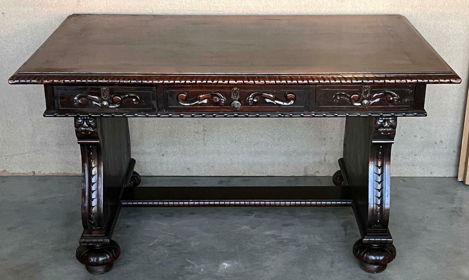 Bureau français de style Renaissance XIXe siècle à trois tiroirs photo Mobilier