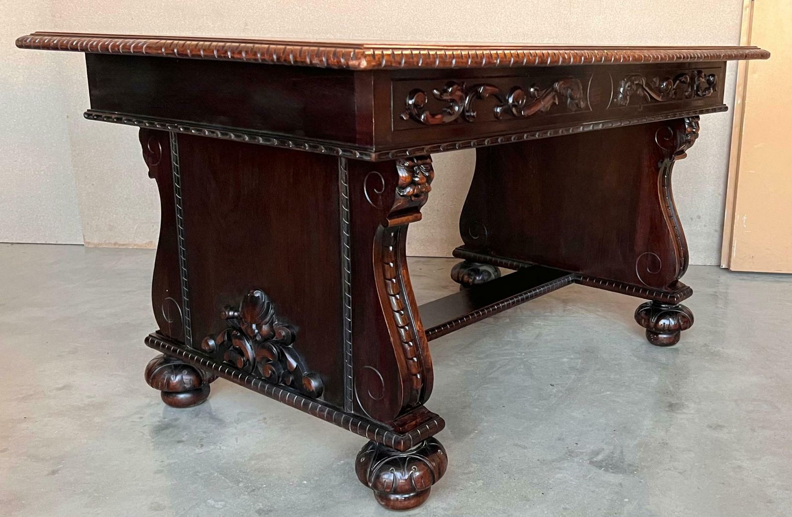 Bureau français de style Renaissance XIXe siècle à trois tiroirs photo vintage