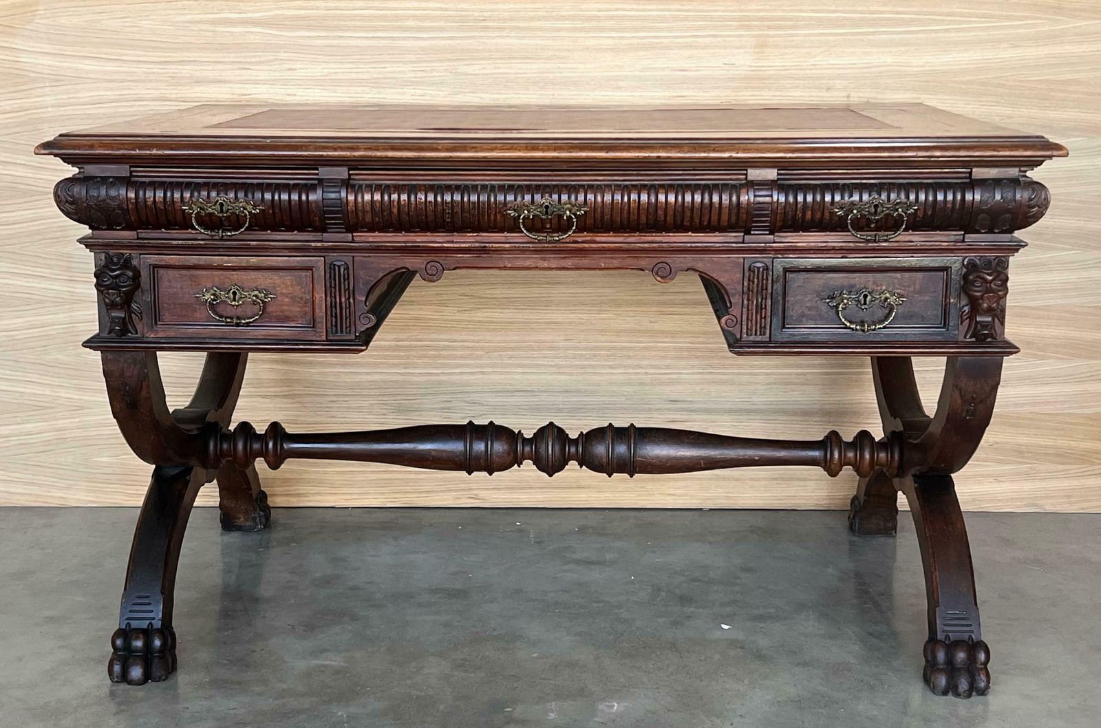 Bureau espagnol en noyer XIXe siècle à deux tiroirs, pieds tournés robustes, années 1890 photo buy