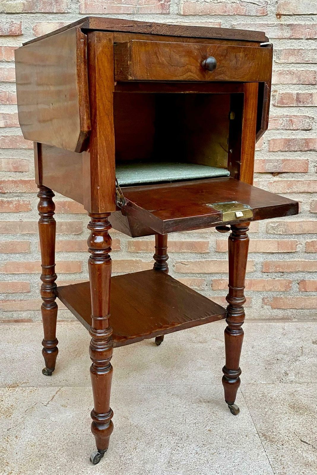 Table Regency anglaise en noyer, avec abattants et roulettes, années 1920 photo vinterior