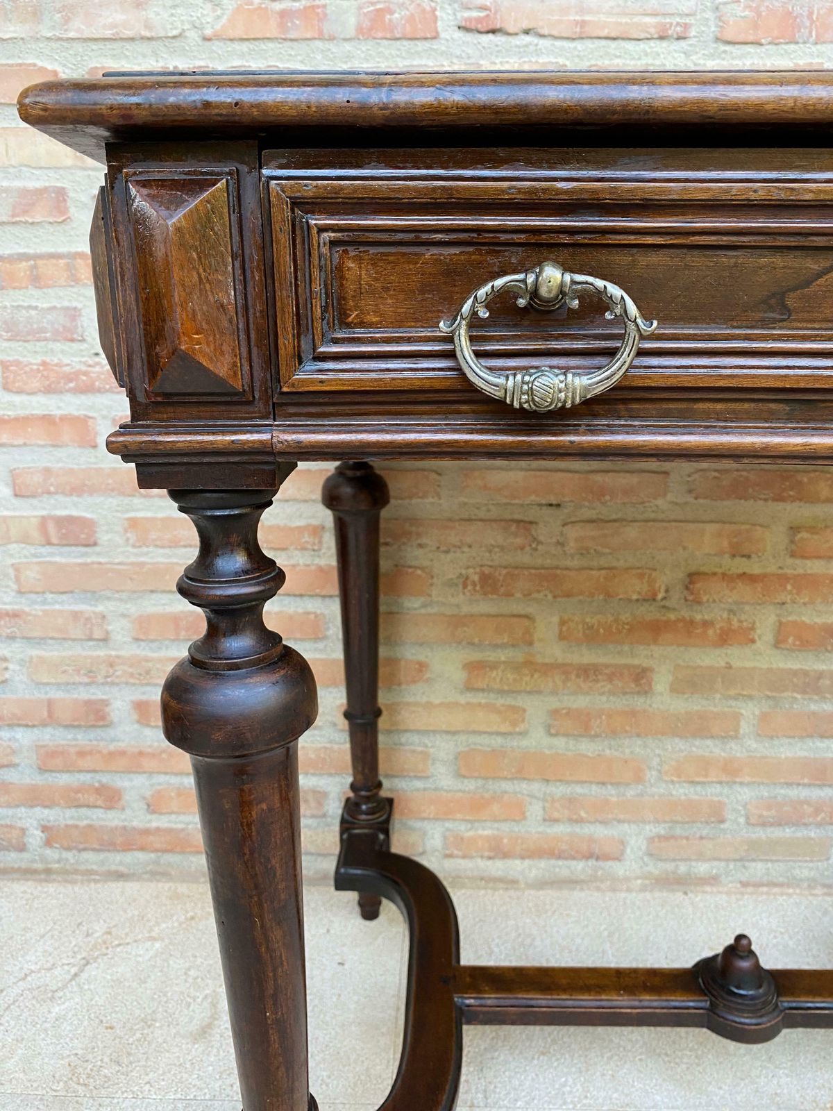 2650.0 Table d'appoint Louis XVI en noyer avec tiroir, années 1920 photo