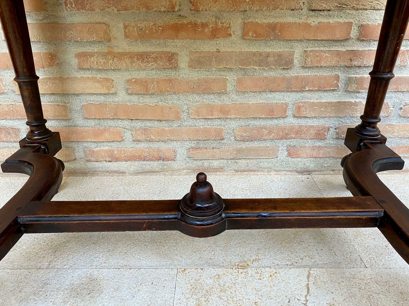 photo vintage Table d'appoint Louis XVI en noyer avec tiroir, années 1920