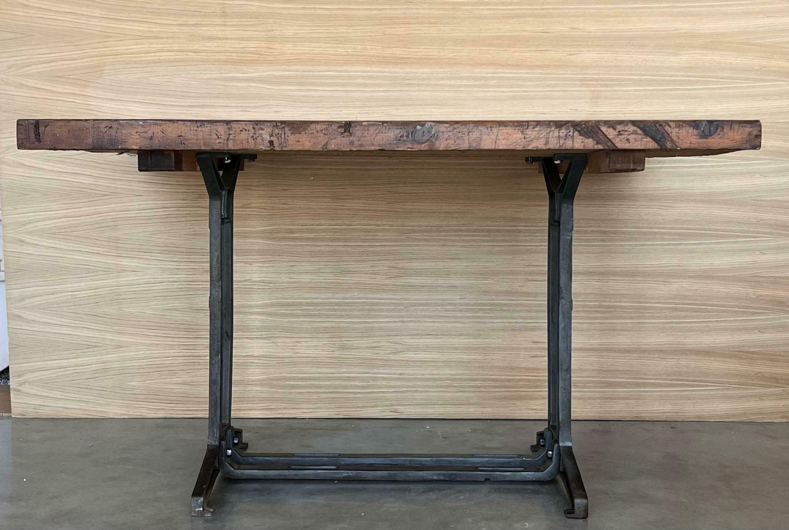 Table de travail française en fonte pleine, plateau en bois photo for sale