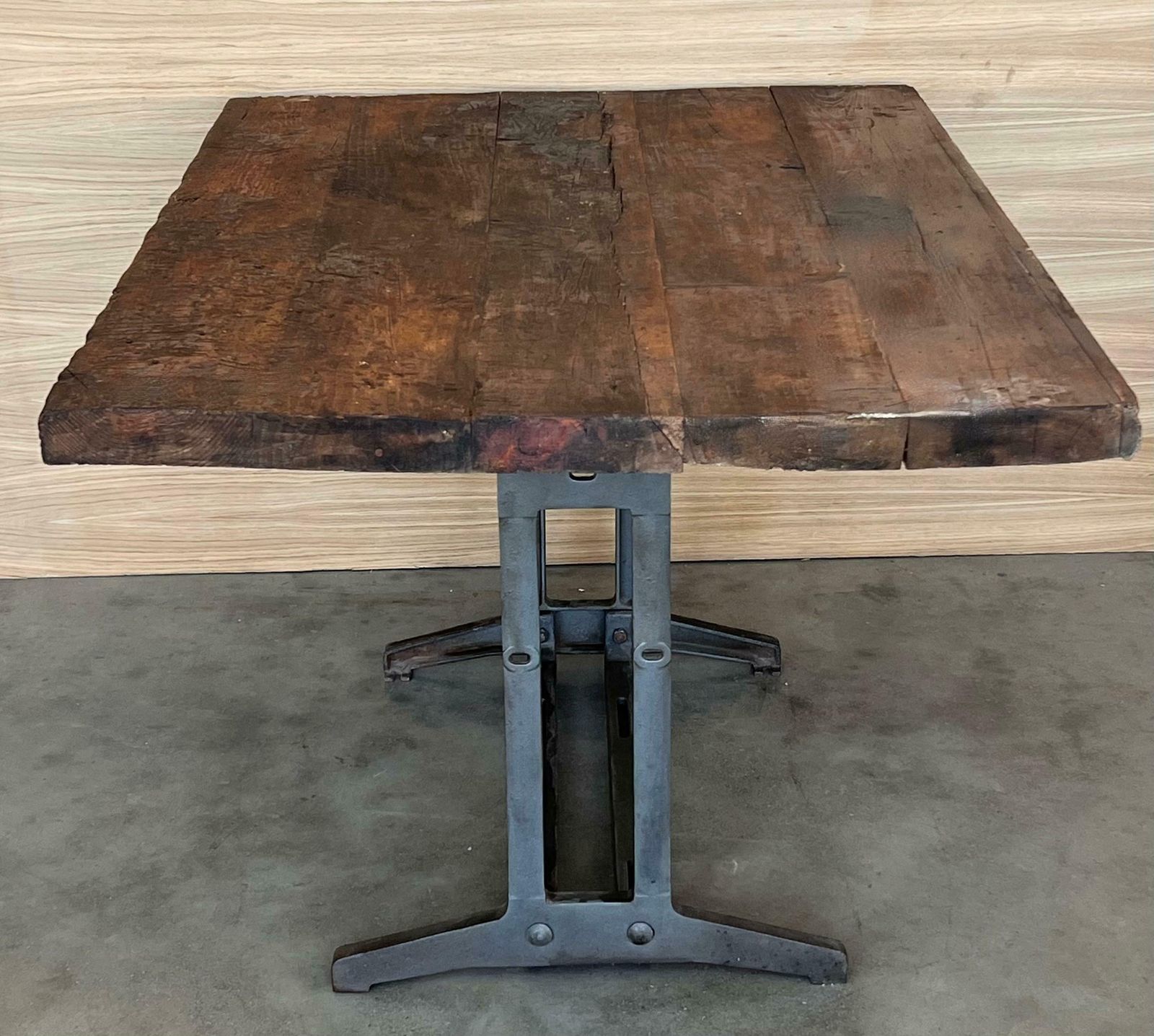 photo for sale Table de travail française en fonte pleine, plateau en bois