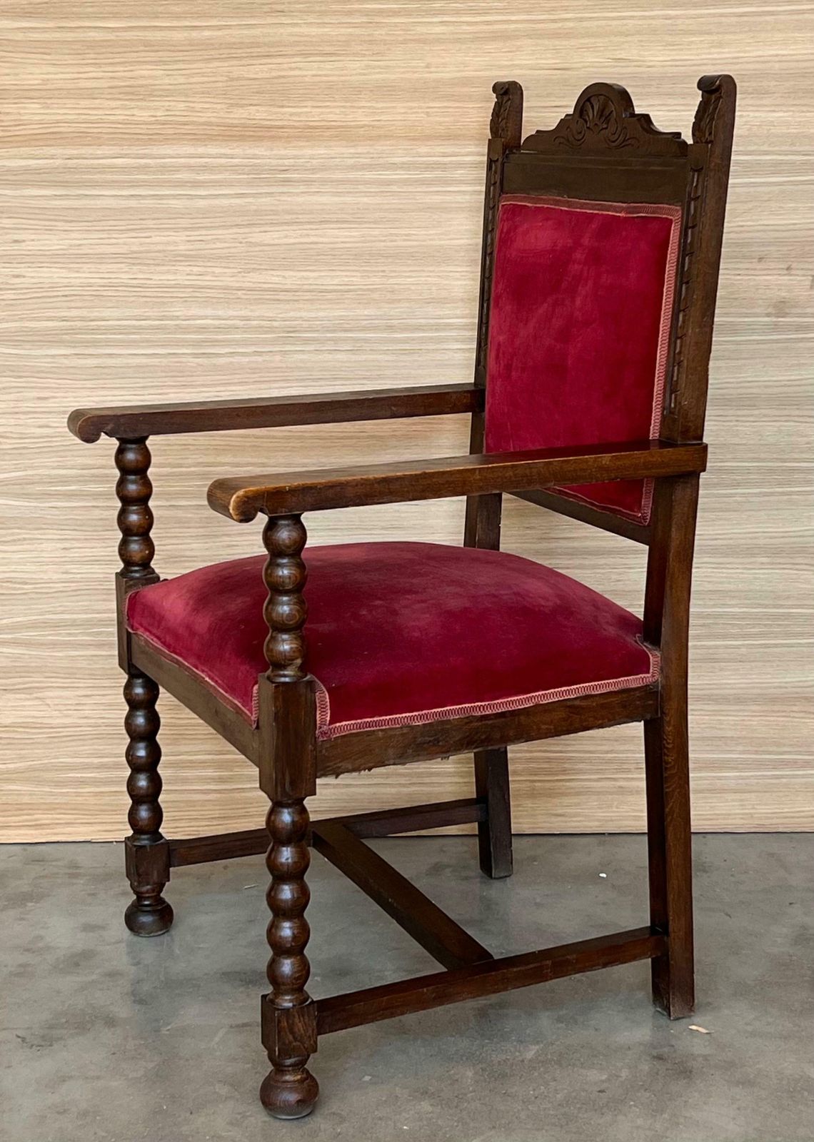 Fauteuil d'autel colonial espagnol sculpté, assise et dossier en velours rouge, XIXe siècle photo vinterior