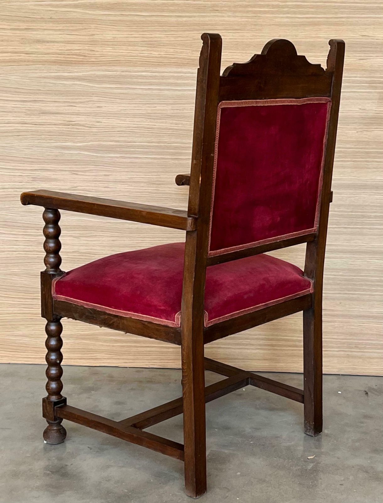 photo furniture Fauteuil d'autel colonial espagnol sculpté, assise et dossier en velours rouge, XIXe siècle