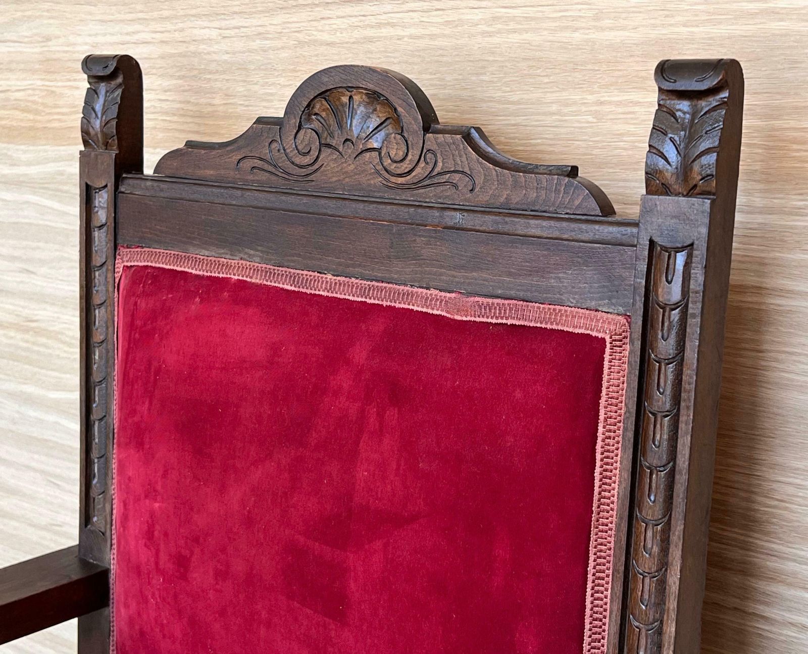 2363.0 Fauteuil d'autel colonial espagnol sculpté, assise et dossier en velours rouge, XIXe siècle photo