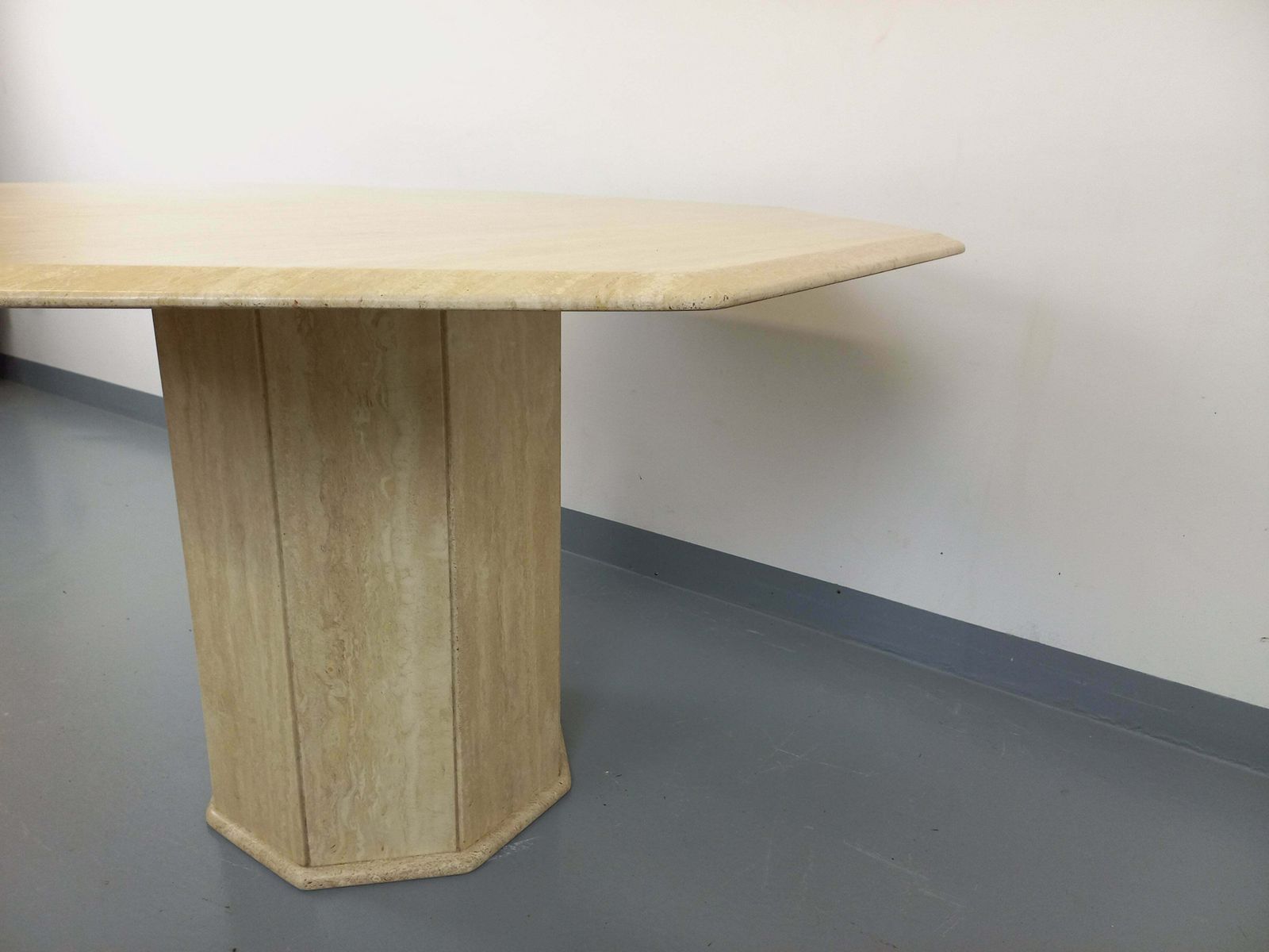 1517.0 Table octogonale en travertin, années 1980 photo