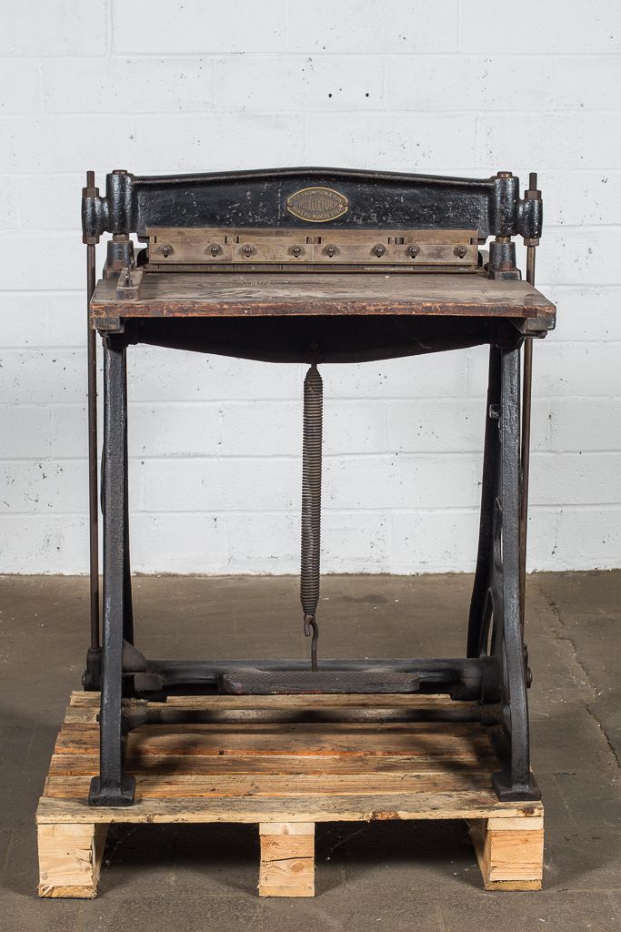 Vintage Industrial Table Press photo vinterior