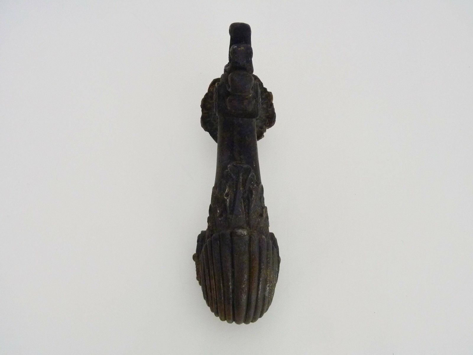 Oude Gietijzeren Deurklopper In De Vorm Van Een Hand Met Bal. Deurhamer. photo furniture