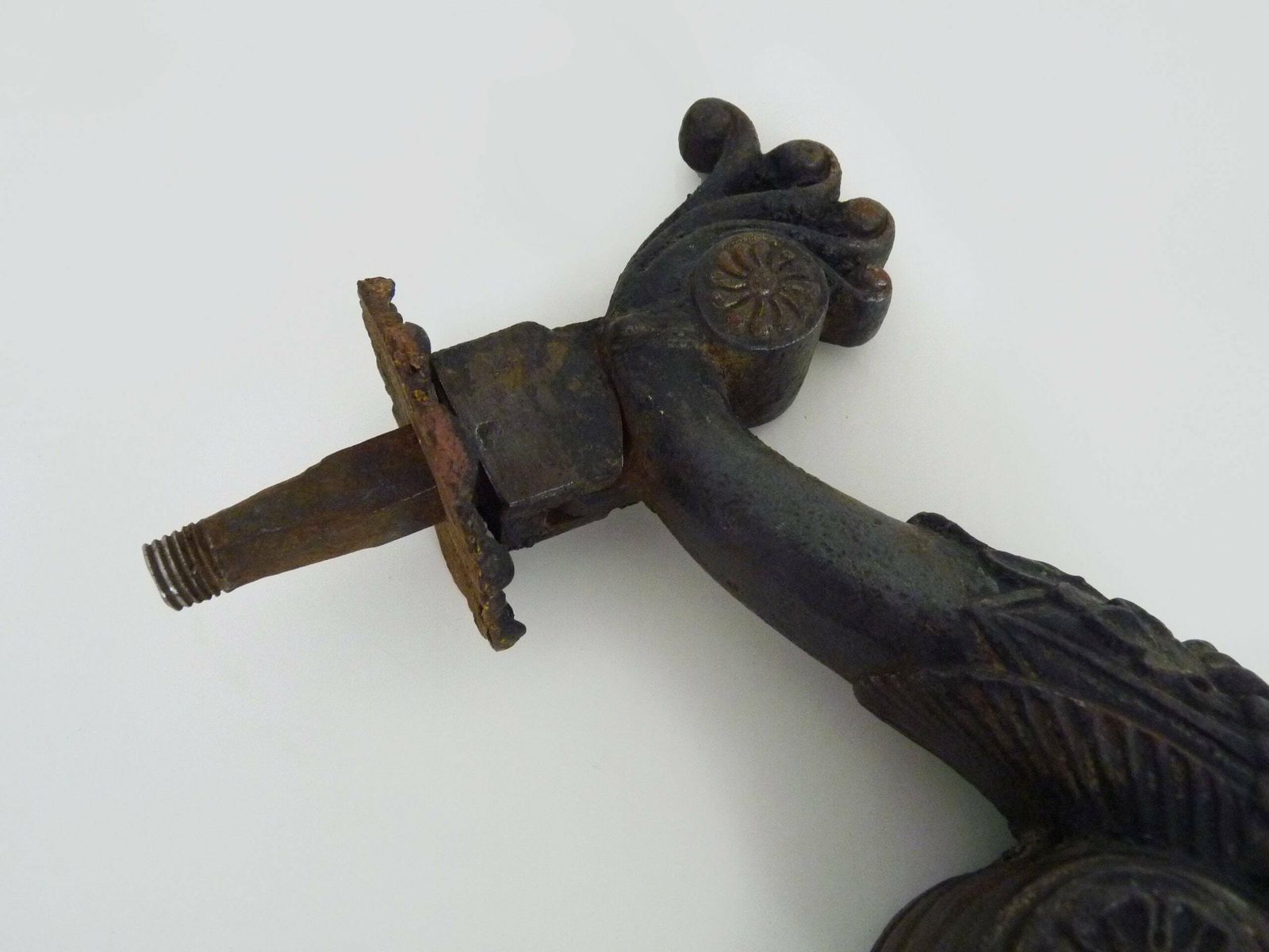 Oude Gietijzeren Deurklopper In De Vorm Van Een Hand Met Bal. Deurhamer. photo 350.0