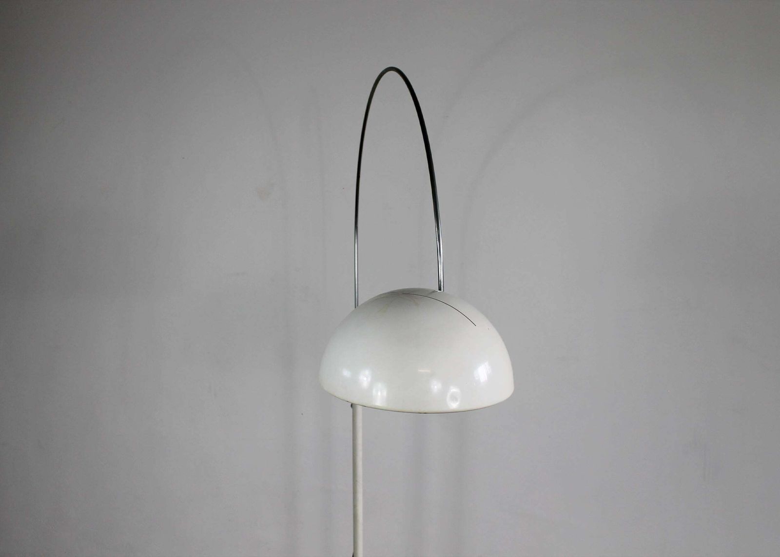 photo furniture Joe Colombo Coupè 3320r Floor Lamp In White Lacquered Metal By Oluce 1967 Italia