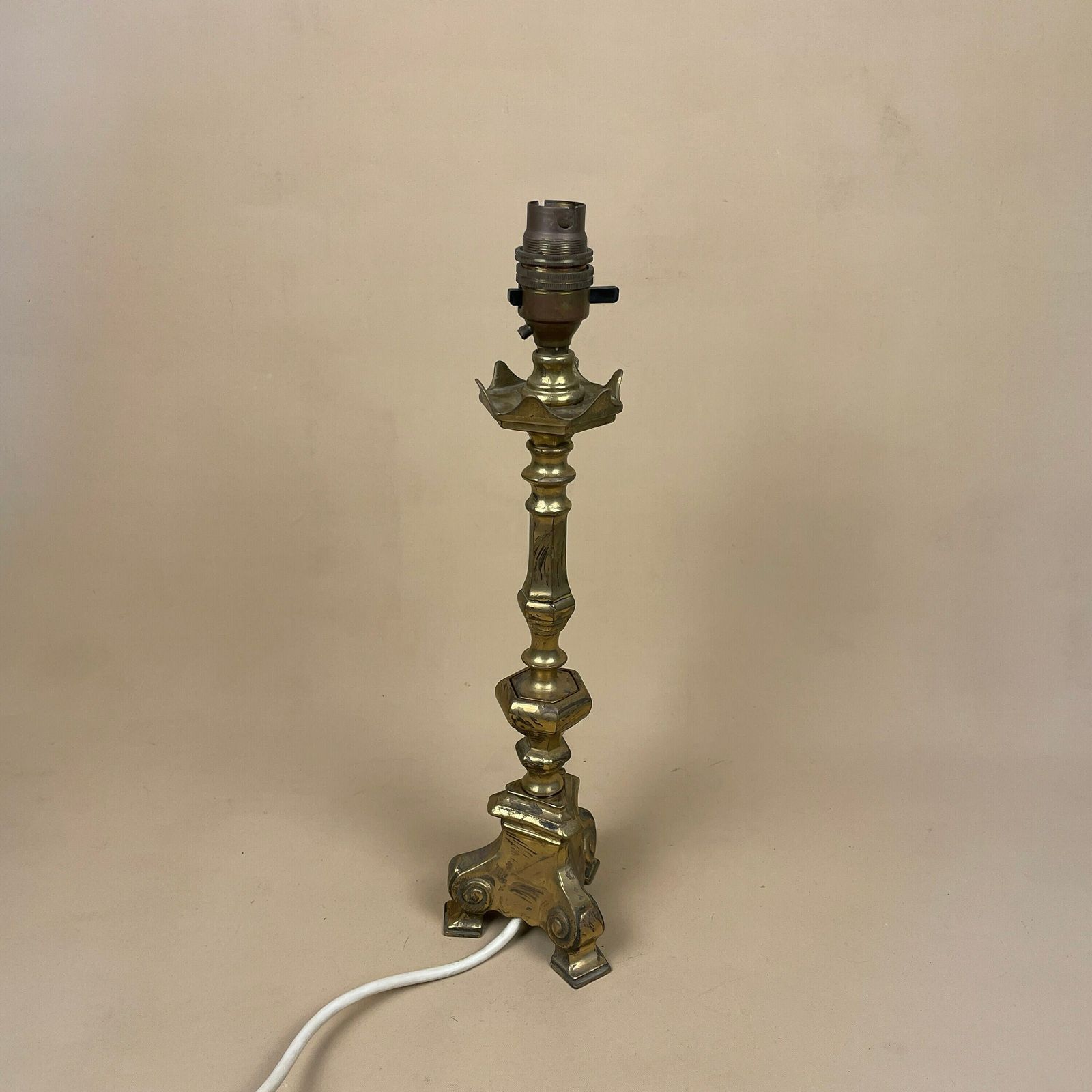 Vintage Gold Brass Metal Lamp Light Bedside Side Table Desk Ornate Detail Feet Base Antique Medium Pattern Aged Patina