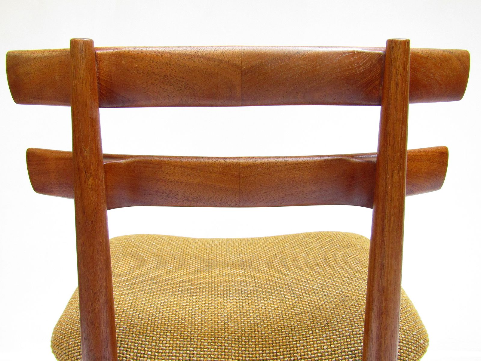 photo vinterior Five 1960s Danish Model 30 Dining Chairs By Poul Hundevad In Teak & Mustard Fabric