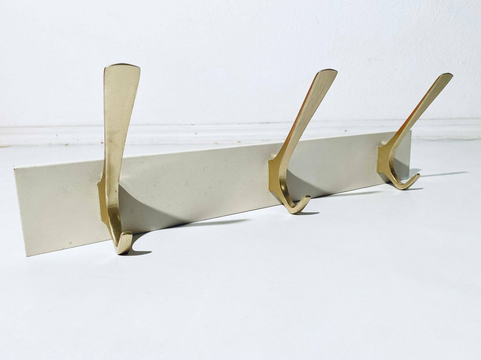 Elegant Mid Century White & Gold Wooden Coat Rack Hook / Vintage Rockabilly Decor 1950s photo 83.0