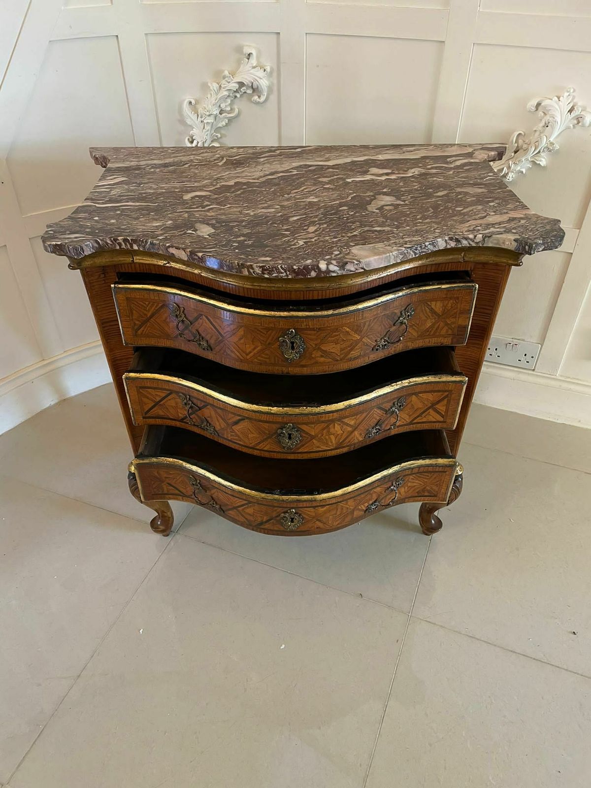 photo vinterior Antique 18th Century Quality Parquetry Inlaid Serpentine Shaped Marble Top Commode