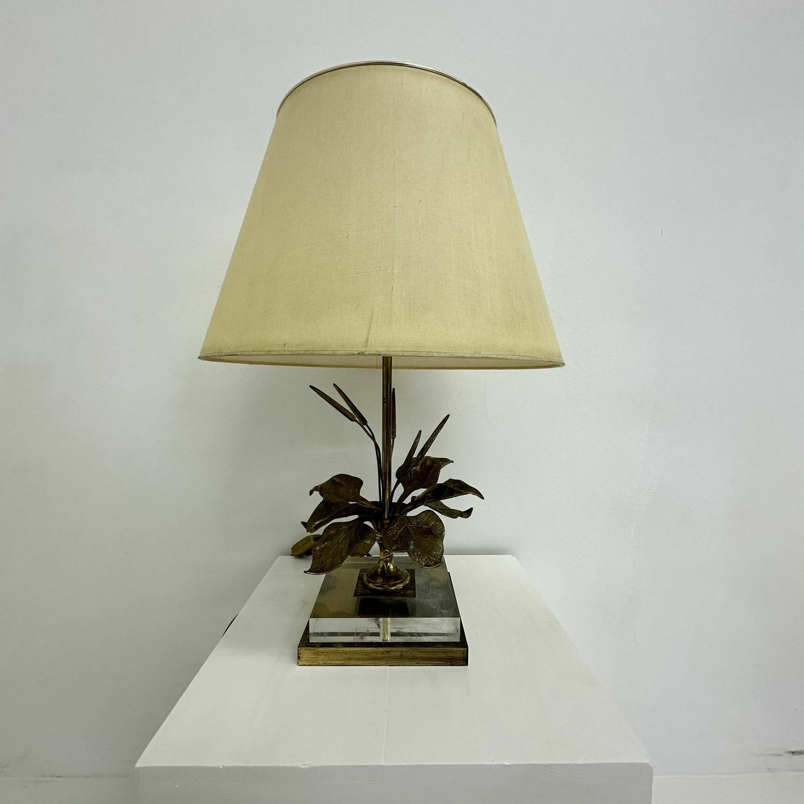 Hollywood Regency Design Table Lamp Lucite With Brass Flower , 1970s
