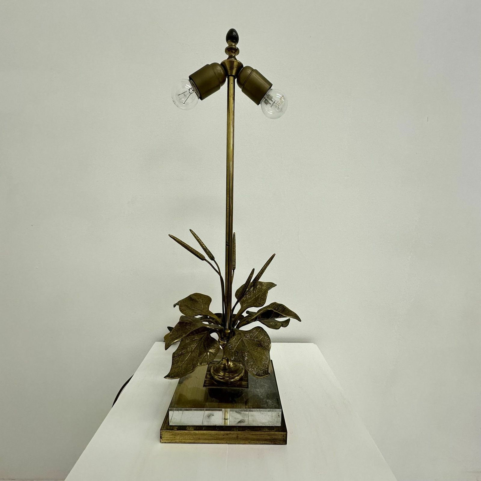 Hollywood Regency Design Table Lamp Lucite With Brass Flower , 1970s photo vinterior