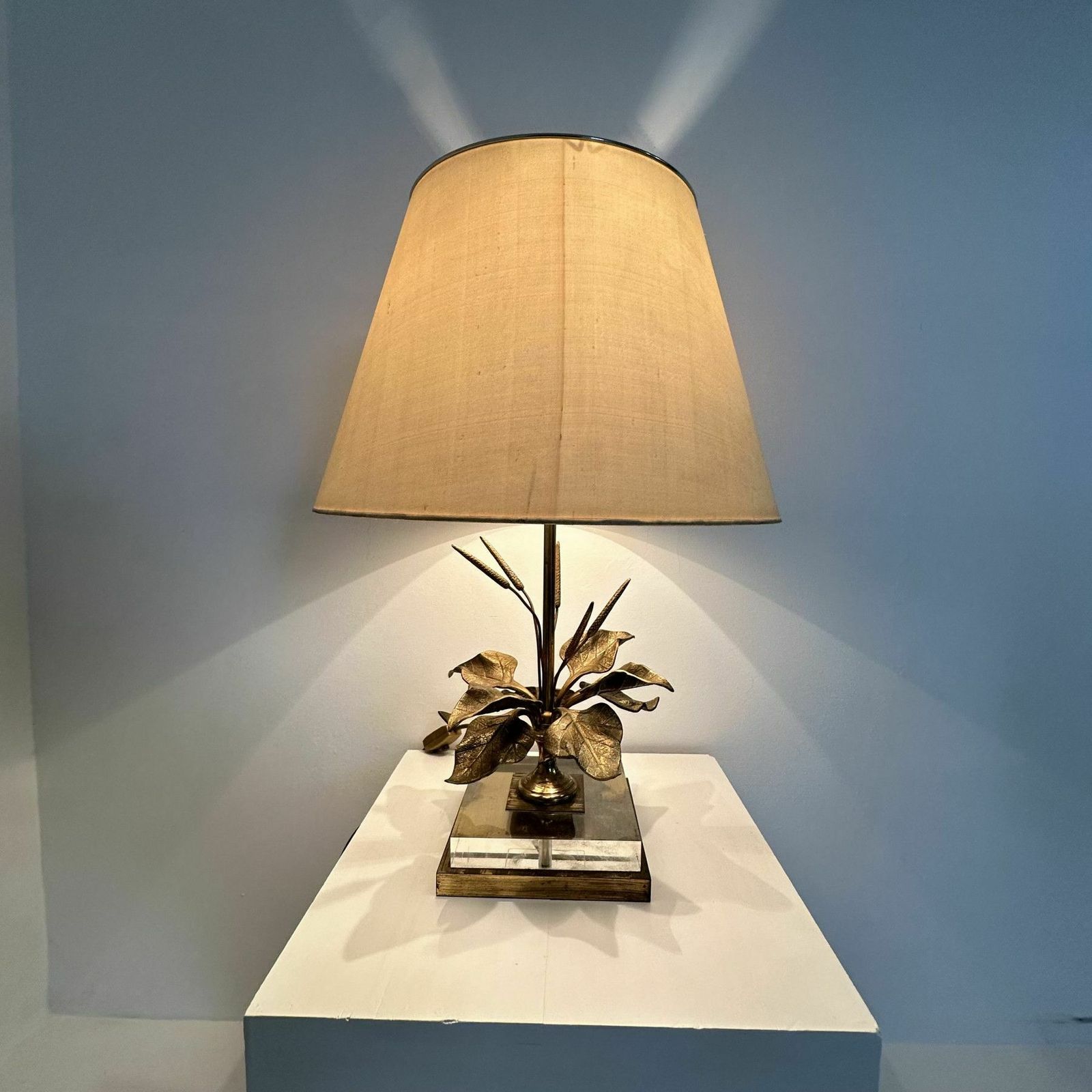 Lighting Hollywood Regency Design Table Lamp Lucite With Brass Flower , 1970s photo