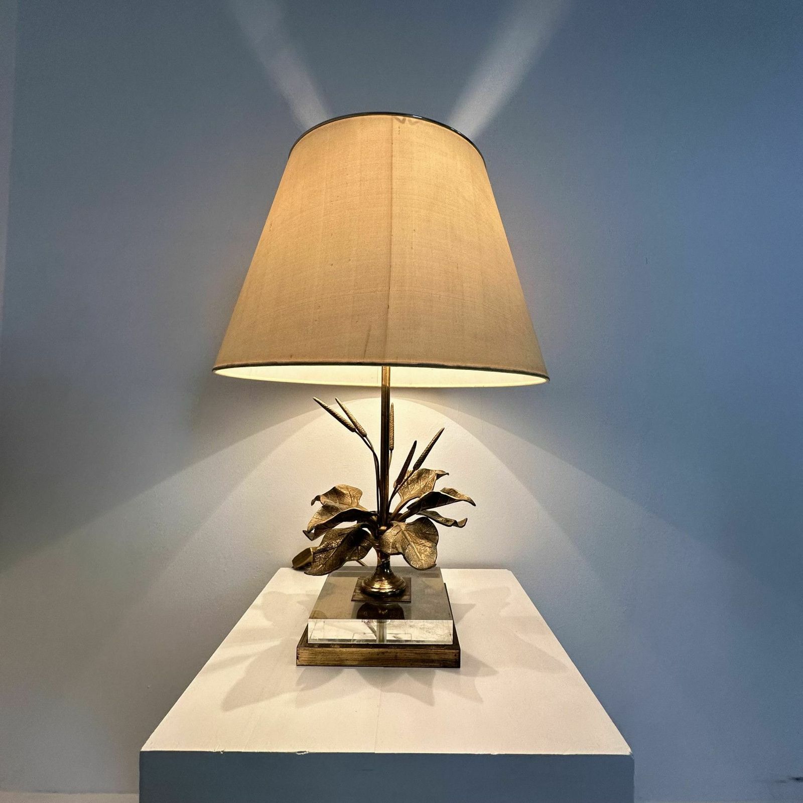 787.0 Hollywood Regency Design Table Lamp Lucite With Brass Flower , 1970s photo