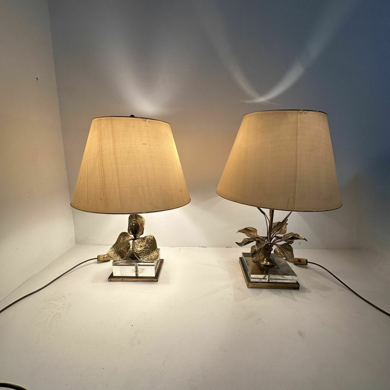 photo vinterior Hollywood Regency Design Table Lamp Lucite With Brass Flower , 1970s