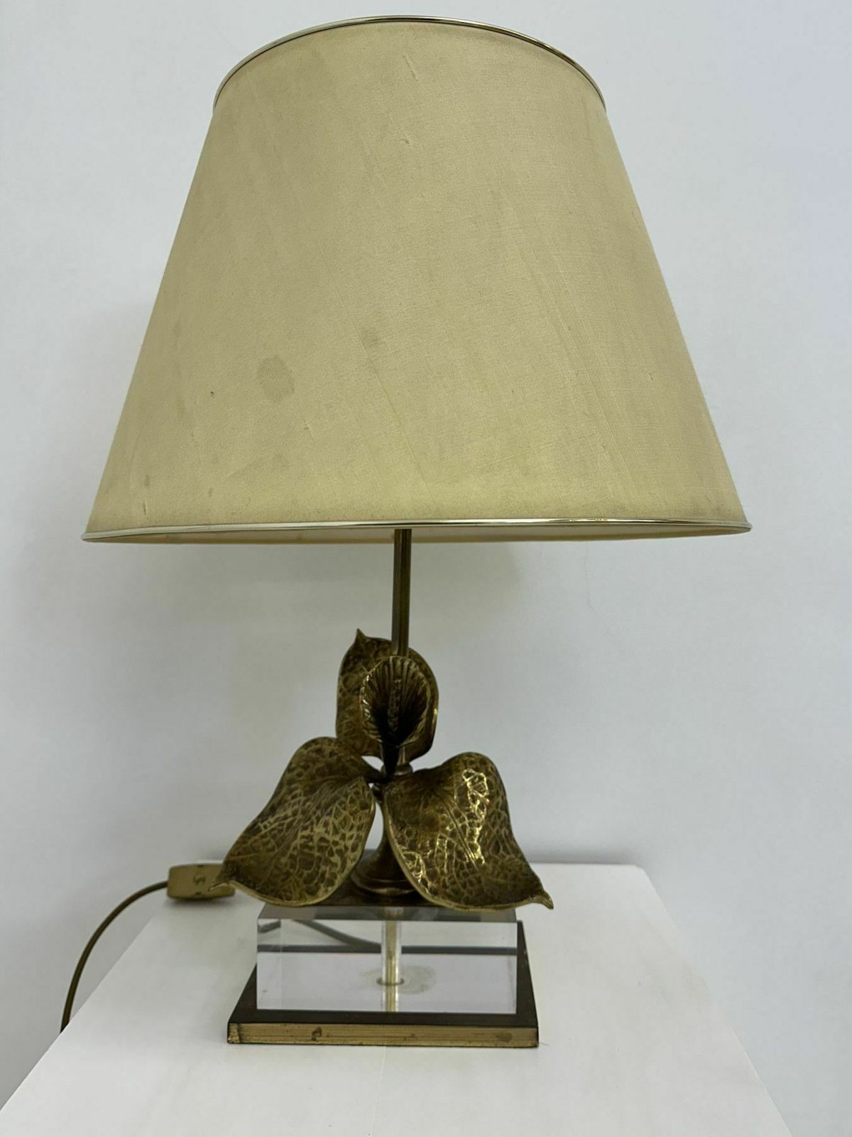 Hollywood Regency Design Tafellamp Lucite Met Messing Bloem, Jaren 1970