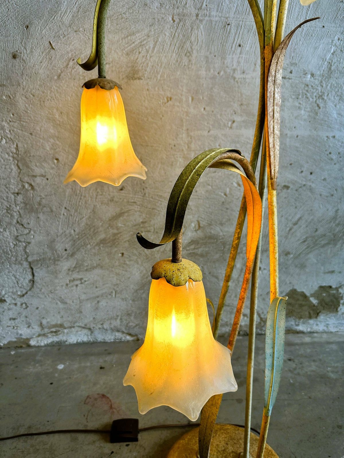 Mid Century Sierlijke Tole Ware Bloemen Vloerlamp Met Glazen Hangers, Frankrijk Jaren 1980. photo 658.0